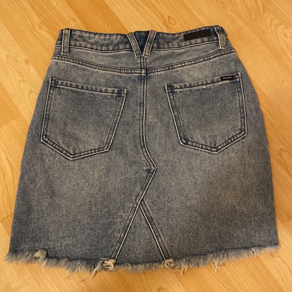 Women’s Volcom Denim Skirt. Size XS (0-2). Good used condition. - Picture 4 of 5